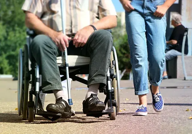 Opiekun medyczny a asystent osoby niepełnosprawnej: kluczowe różnice w pracy