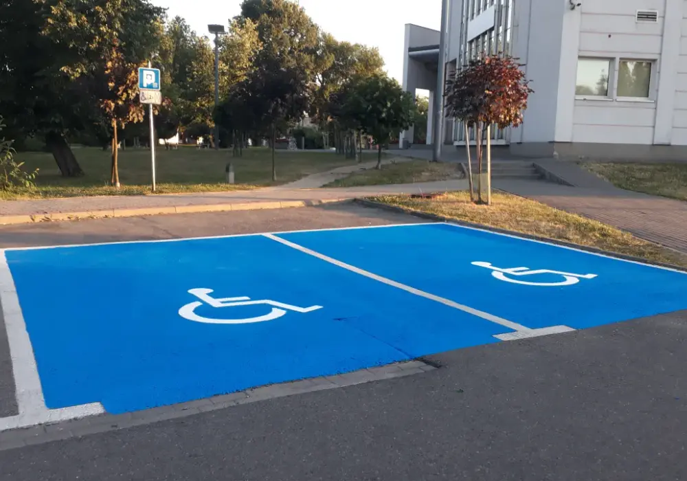 Ile miejsc parkingowych dla niepełnosprawnych powinno być na parkingu?