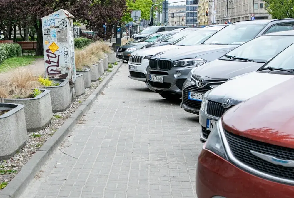 Czy niepełnosprawny może parkować na chodniku? Oto co musisz wiedzieć