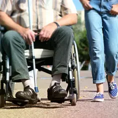 Opiekun medyczny a asystent osoby niepełnosprawnej: kluczowe różnice w pracy