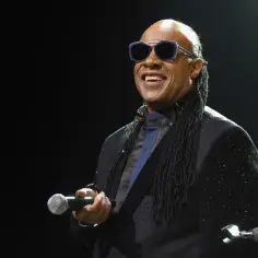 Czy Stevie Wonder jest niewidomy? Prawda o jego wzroku i muzyce