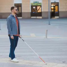 Czemu niewidomi noszą okulary? Zaskakujące powody ich wyboru