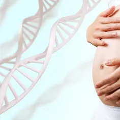 Ciężarna kobieta trzymająca brzuch na tle spiral DNA. Badania genetyczne mogą pomóc w diagnozowaniu zespołu Edwardsa u dorosłych.