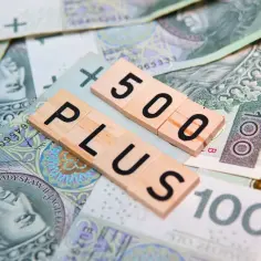 Litery "500 PLUS" ułożone na polskich banknotach. Program wsparcia dla seniorów.