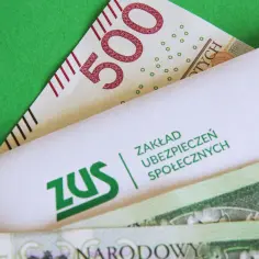 ZUS wspiera chorych na raka. Na zdjęciu banknot 500 zł i dokument ZUS.