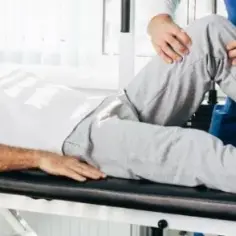 Kto wystawia zwolnienie na czas rehabilitacji? Sprawdź, kto może pomóc