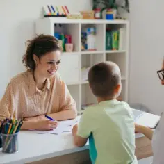 Kto stwierdza upośledzenie umysłowe i jakie mają role w diagnozie?
