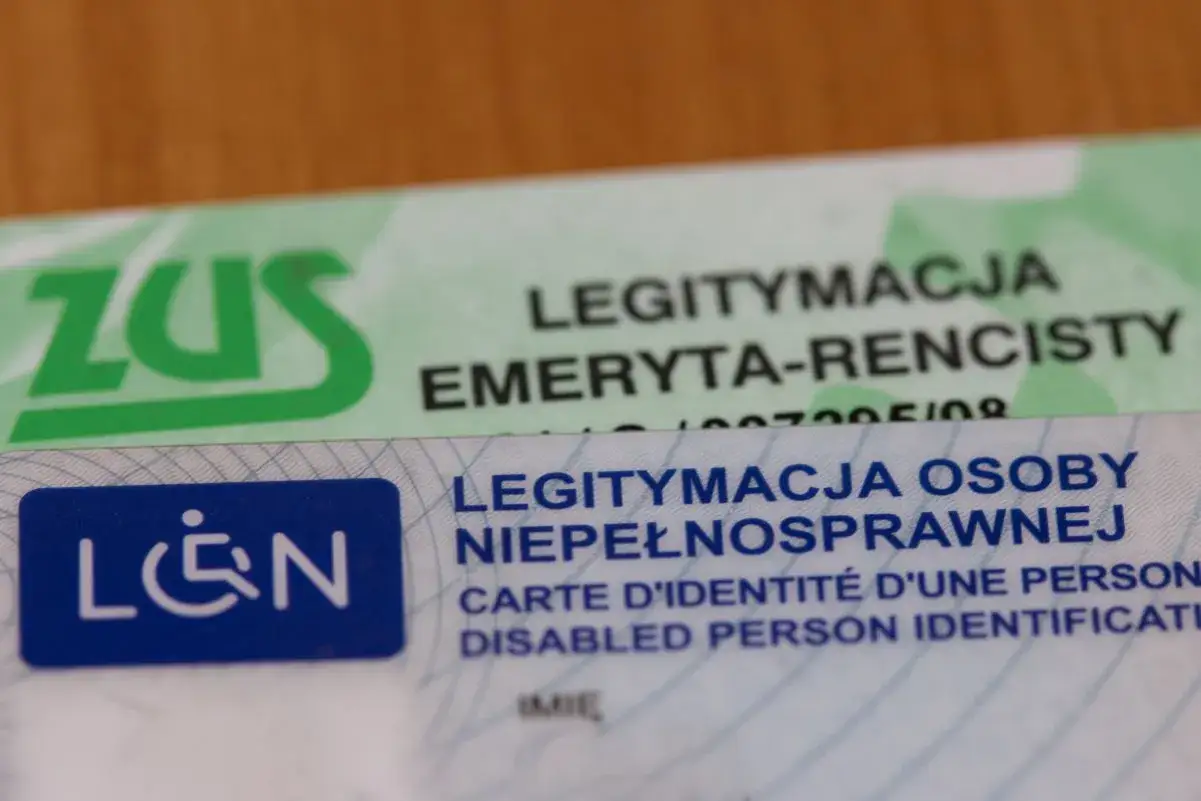 Legitymacja osoby niepełnosprawnej i emeryta-rencisty ZUS. Dokumenty te mogą być podstawą do ubiegania się o zasiłek dla niepełnosprawnych.