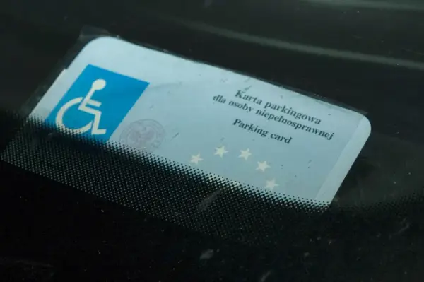 Karta parkingowa dla niepełnosprawnych - Jak ją zdobyć i używać?