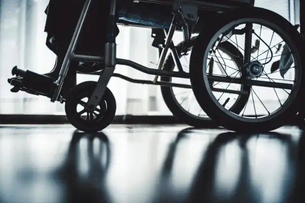 Renta socjalna z MOPS? ZUS! Wniosek, dokumenty, kwota – poradnik